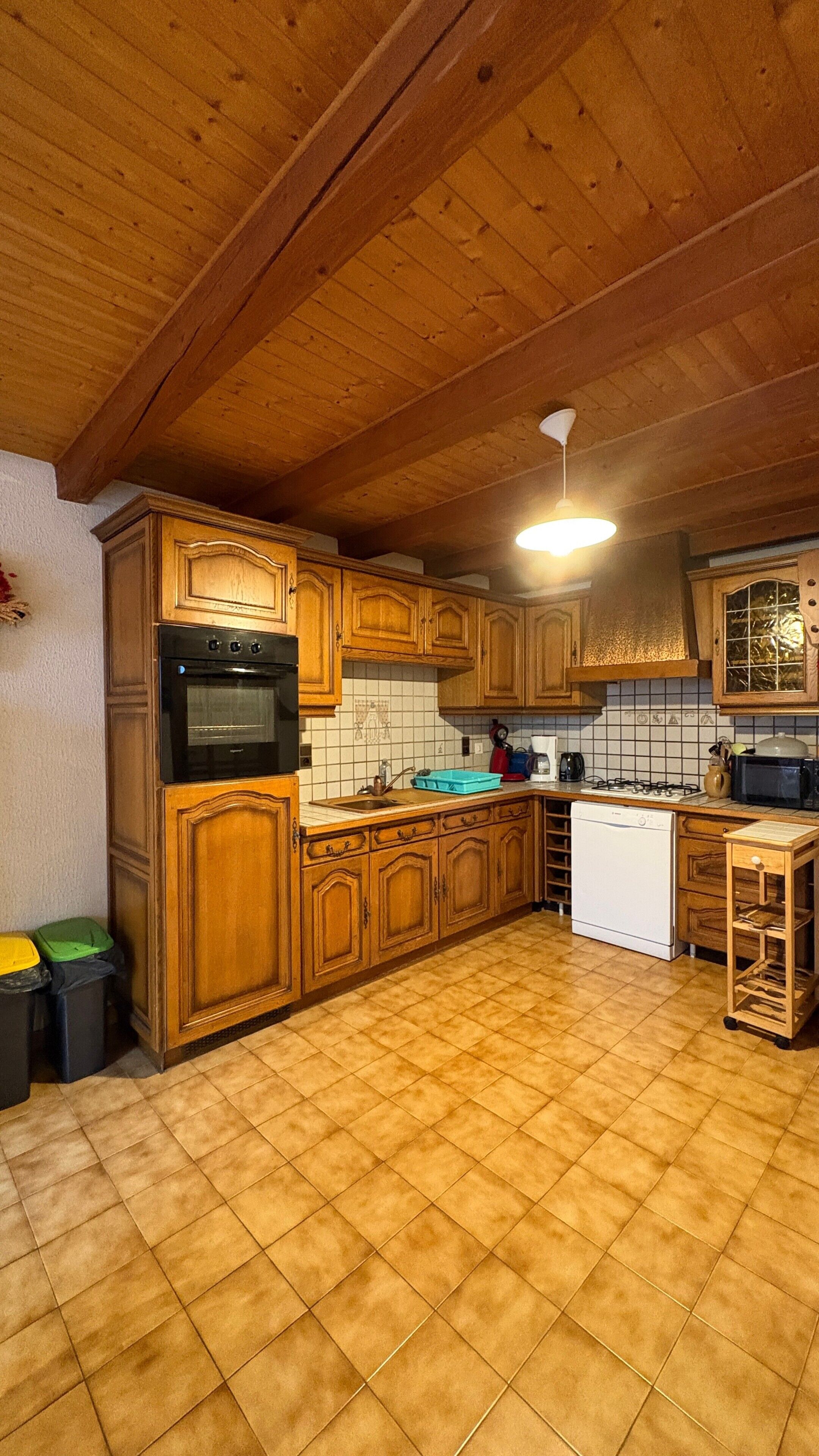 Wasserkocher mit Kaffee-/Teezubehör, Kühlschrank, Mikrowelle, Ofen