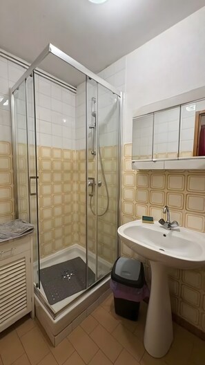 Bathroom - Apartment 'Logement Entier 6 Couchages Wifi' with Wi-Fi (Saint François Longchamp)