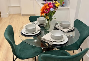 Unclassified image, 4 of 16, button - Luxury 1 Bed - Sleeps 4 - Free Parking - Gym (London)