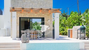 A poolside area with a pergola, outdoor seating, and a barbecue grill. - CostaBlancaDreams - Villa Ortenbach in Calpe (Calpe / Calp)