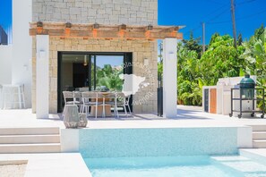 A poolside area with a pergola, outdoor seating, and a barbecue grill. - CostaBlancaDreams - Villa Ortenbach in Calpe (Calpe / Calp)