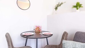 Dining - Le Nid des Quais - Mezzanine Studio (La Frette-sur-Seine)