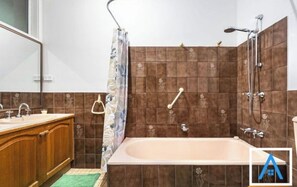 Bathroom - Thirlmere homestead (Thirlmere)