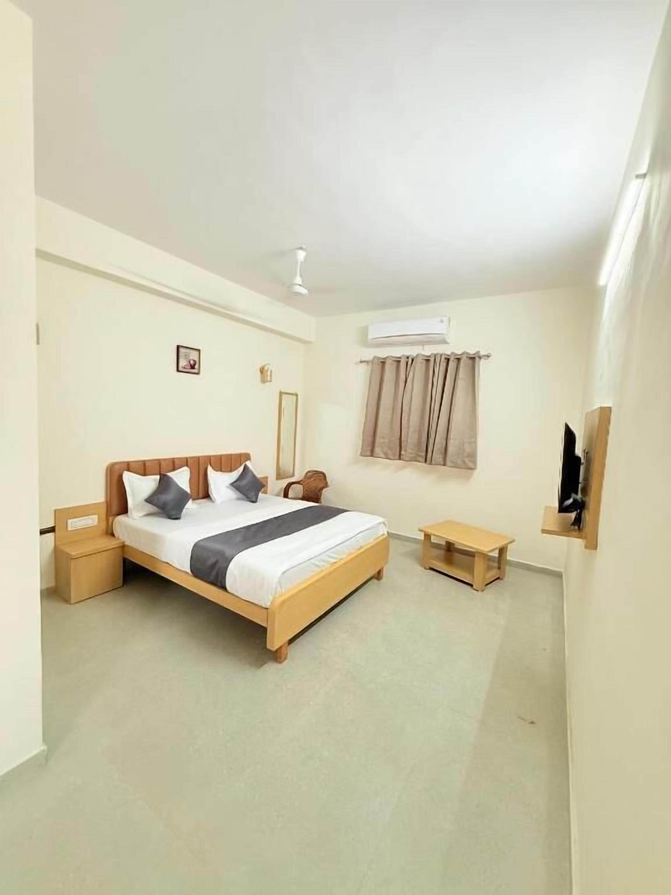 Deluxe Room, Balcony, City View | WiFi (free)