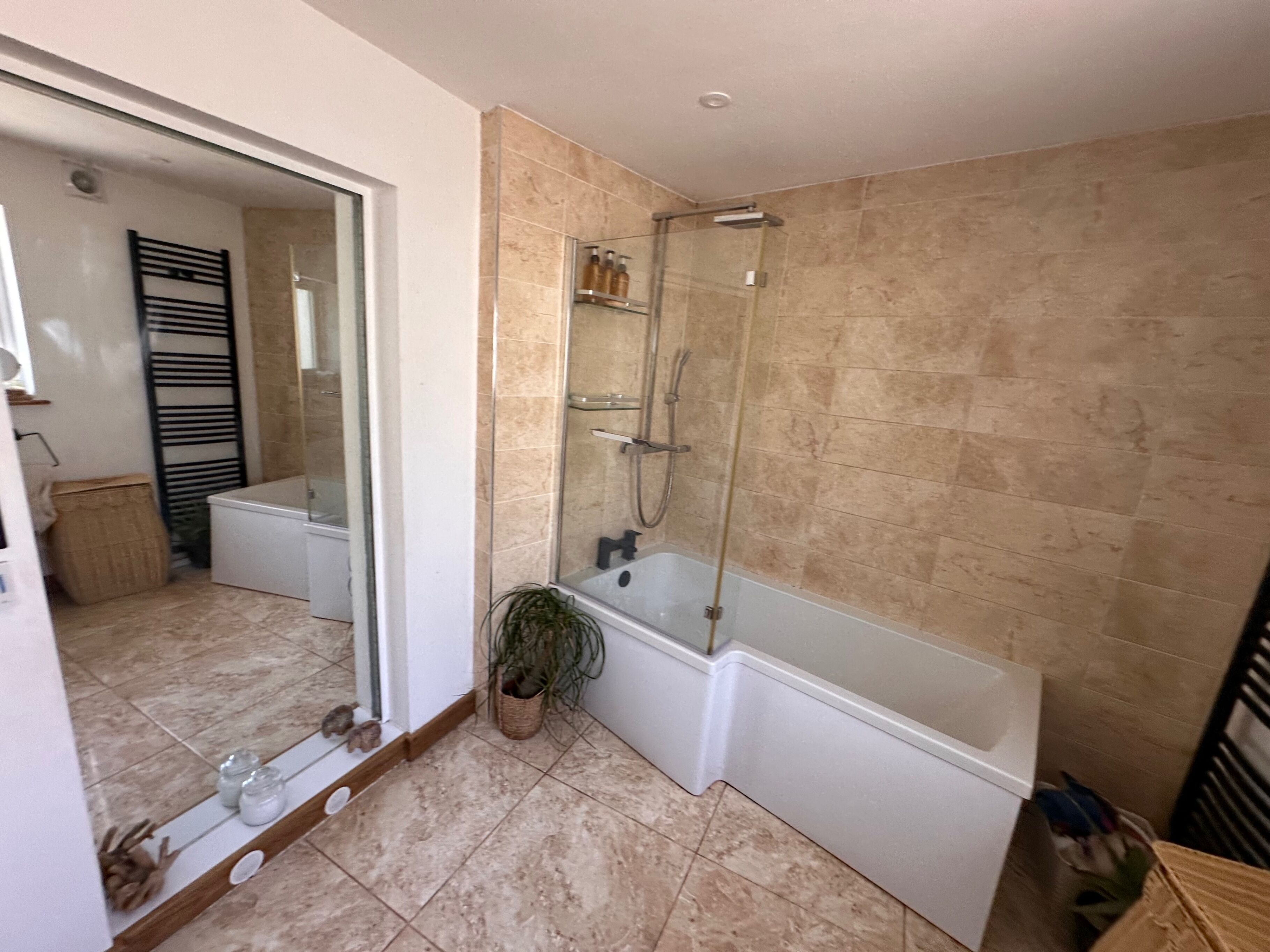 Deep-soaking bathtub, towels