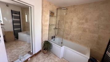 Deep-soaking bathtub, towels