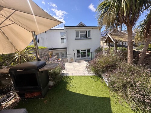 Family Sanctuary, hot Tub, Parking, Sleeps 6, Near Beach