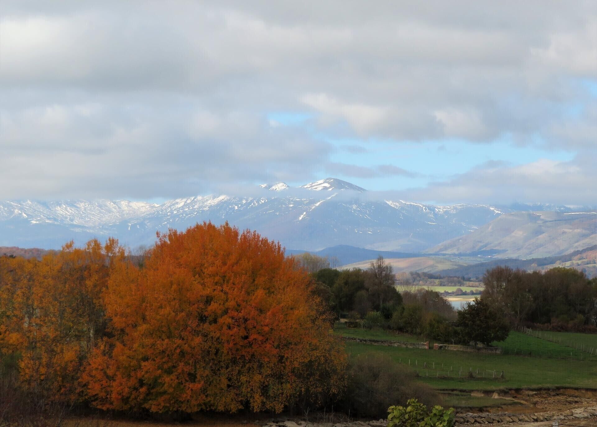 A mountainous landscape with autumn foliage and a clear sky.