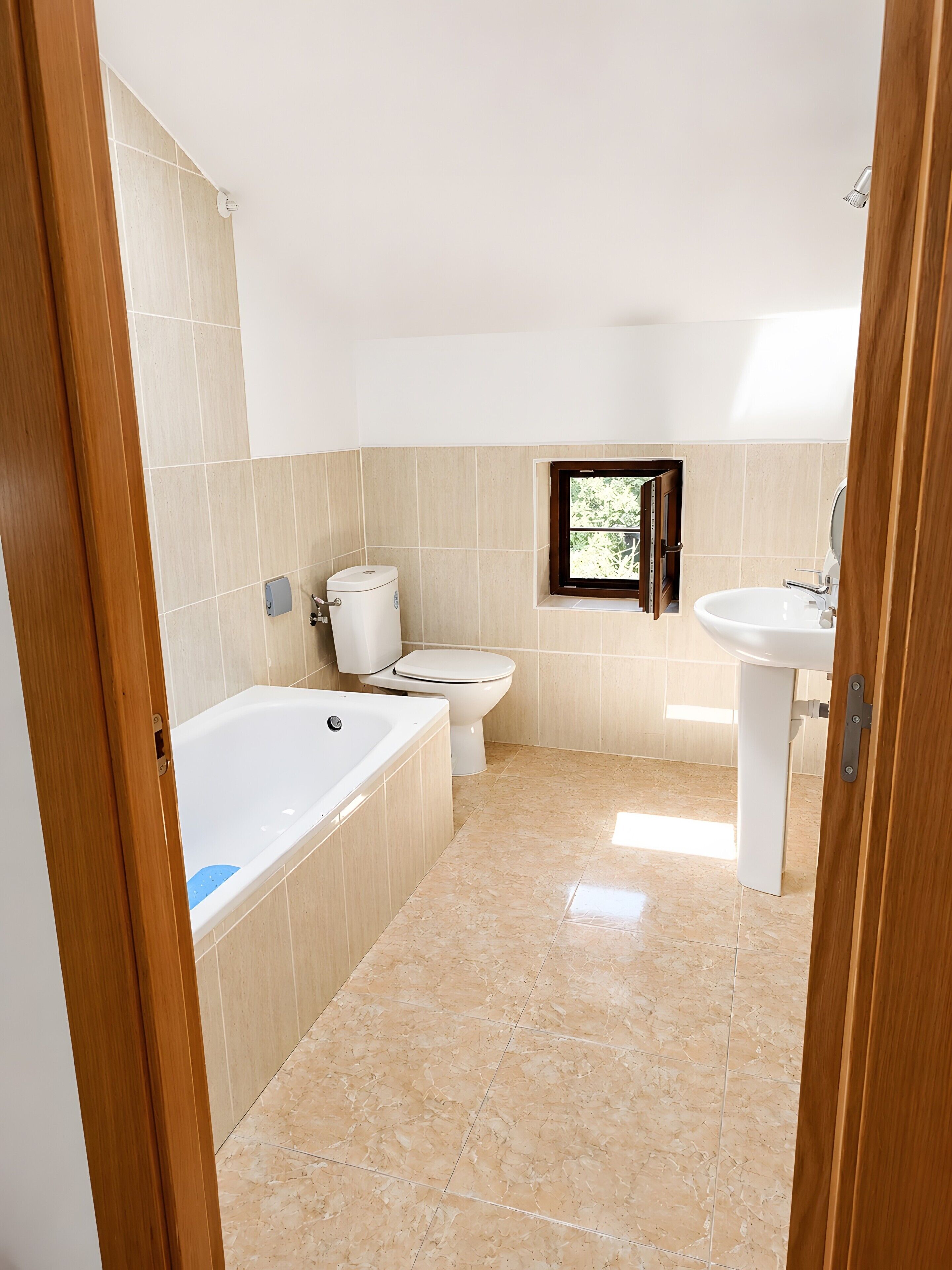 Un baño con bañera, inodoro y lavabo.