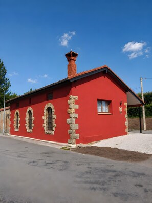 A red building with stone window frames and a chimney. - Country House 'Playa de Arija' with Private Garden (Arija)