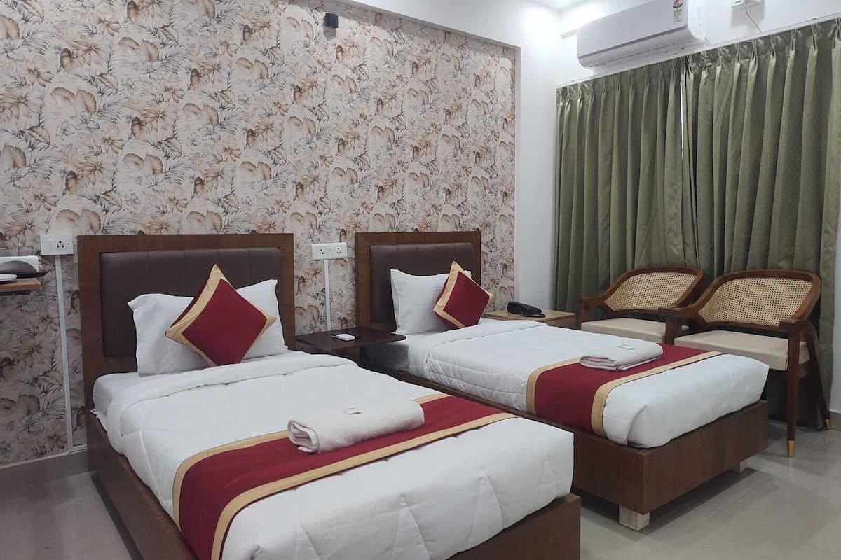 Deluxe Twin Room, City View | Desk, laptop workspace, free WiFi