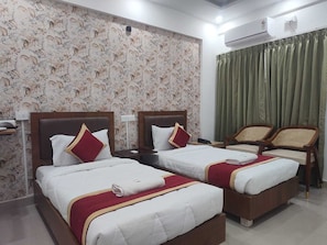 Deluxe Twin Room, City View | Desk, laptop workspace, free WiFi - PPH Living Sri Sai Comforts (Bengaluru)