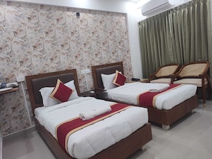 Deluxe Twin Room, City View | Desk, laptop workspace, free WiFi - PPH Living Sri Sai Comforts (Bengaluru)