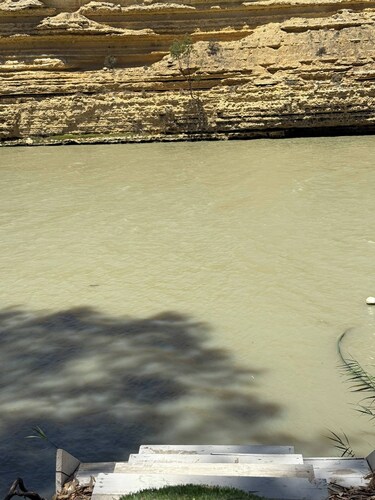 Golden Cliff Retreat Modern Riverside Escape