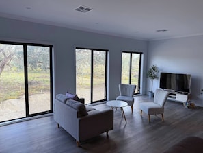 House, 4 Bedrooms, Patio | Ruang tamu