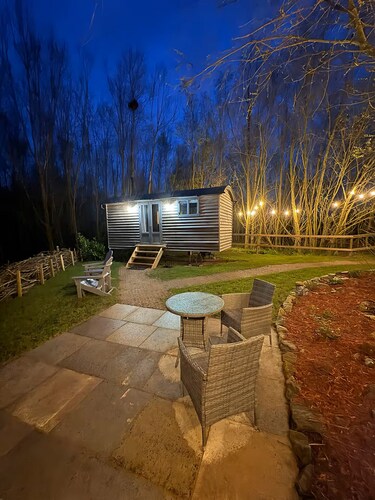 Luxury Waterside Shepherd’s Hut | Private Garden, Log Burner & Woodland Escape
