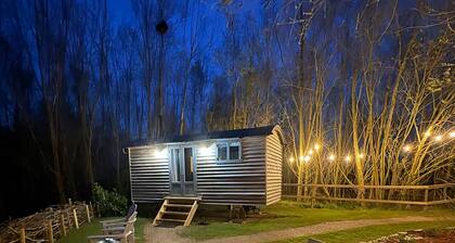 Luxury Waterside Shepherd’s Hut | Private Garden, Log Burner & Woodland Escape