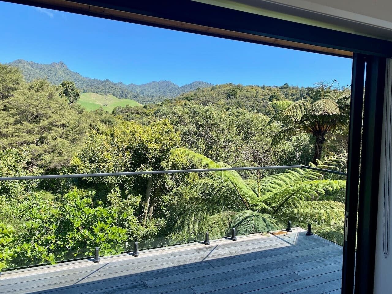 Un balcone con vista su un paesaggio montuoso.