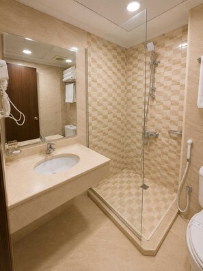 Habitación triple básica | Baño | Amenidades de baño gratuitas, toallas, jabón, shampoo