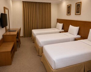 Habitación triple básica | Escritorio, espacio para trabajar con laptop y wifi gratis