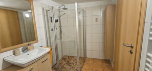 Bathroom - Vrbo Property (Volkesfeld)