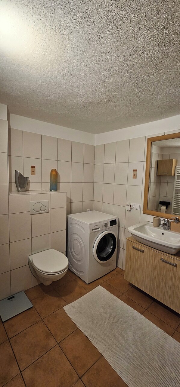 Bathroom - Vrbo Property (Volkesfeld)
