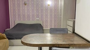 1 habitación, escritorio, tabla de planchar con plancha y wifi gratis 