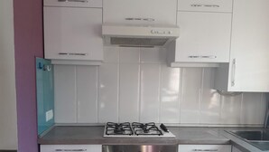 Refrigerador, parrilla de estufa y tetera eléctrica 