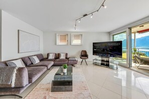 Televisión, chimenea, videojuegos y oficina 