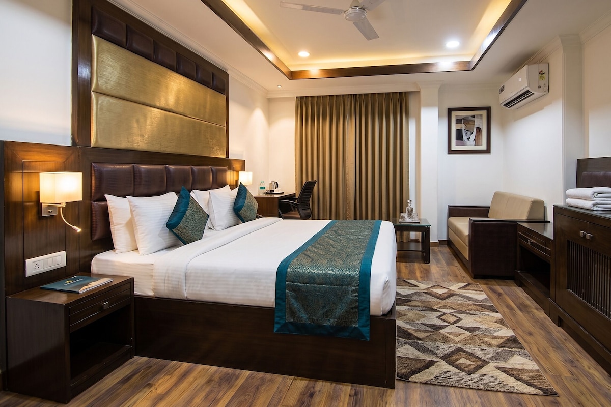 Superior Double Room | Desk, bed sheets