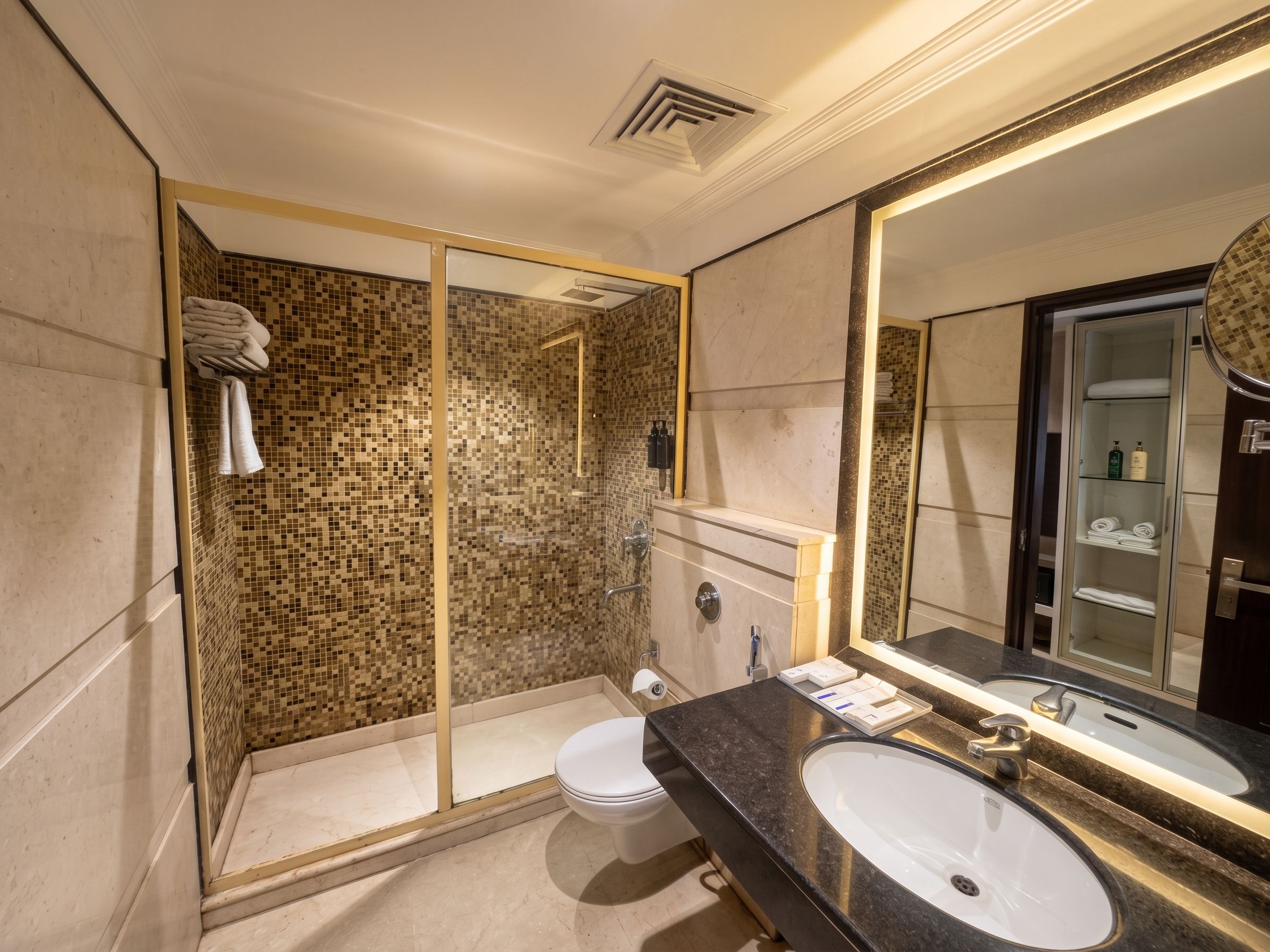 Habitación doble Deluxe | Baño | Regadera, secadora de cabello, toallas, jabón 