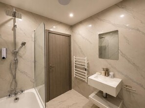 Amenidades de baño gratuitas, toallas, jabón, shampoo 