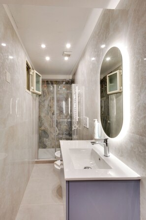 Superior kamer, 1 twee- of 2 eenpersoonsbedden | Badkamer | Een douche, een haardroger, handdoeken, zeep
