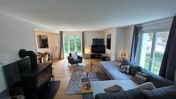 Smart TV, fireplace, books, video library