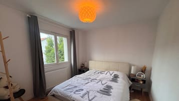 4 bedrooms, desk, iron/ironing board, travel crib