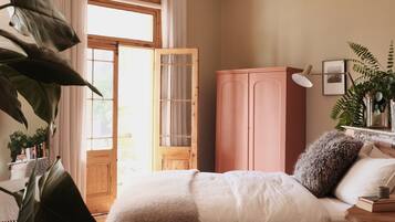 Iron/ironing board, WiFi (free)