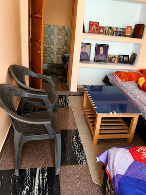 Basic Double Room - Chaukhamba homestay (Ukhimath)