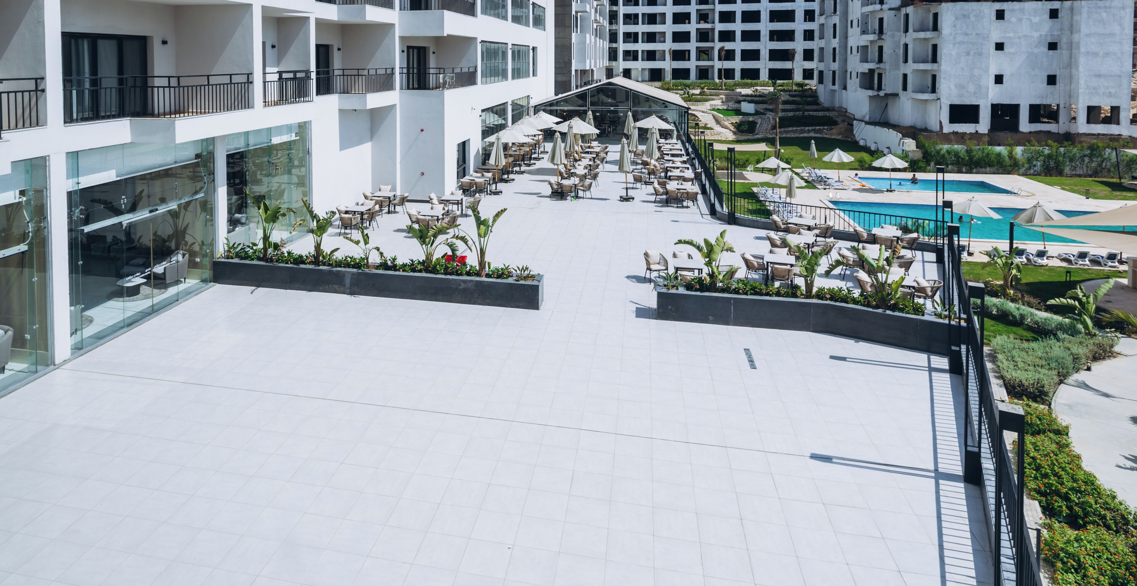 Une terrasse sur le toit avec des espaces de détente en plein air et une piscine.