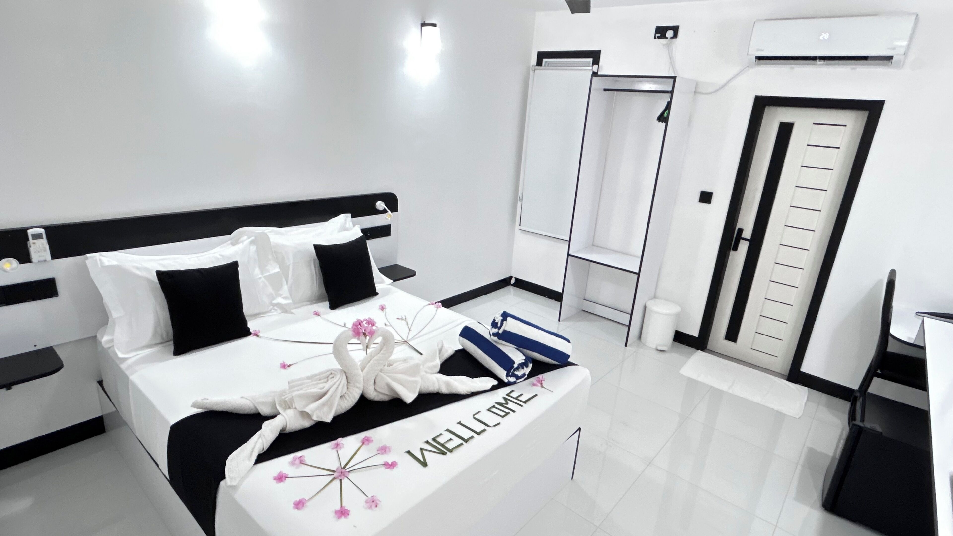 Deluxe Double Room | In-room safe, soundproofing, WiFi (free)