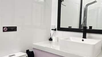 Deluxe Double Room | Bathroom