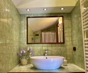 Een douche, een haardroger, een bidet, handdoeken