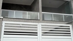 Un edificio con una puerta de garaje y una ventana encima.