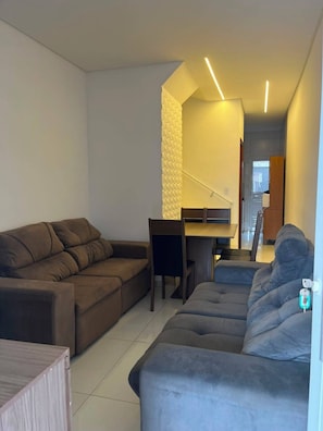Living area - Sobrado com 2 suites a 400 mts do mar (Praia Grande)