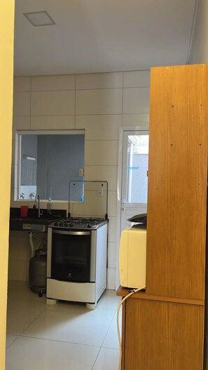Oven, stovetop, cookware/dishes/utensils - Sobrado com 2 suites a 400 mts do mar (Praia Grande)