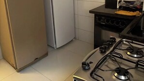 Una cocina con refrigerador, estufa y lavabo.