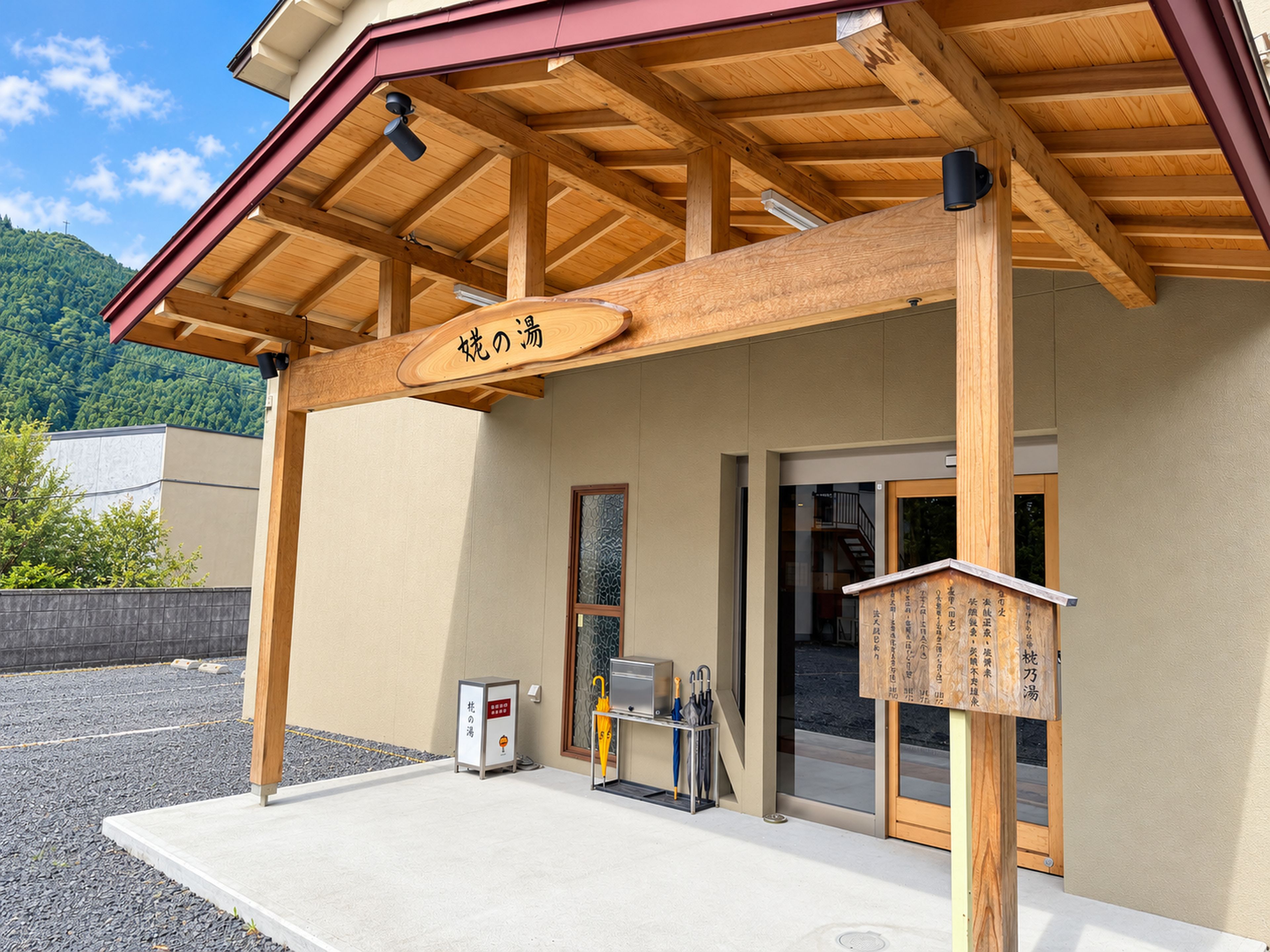 Un edificio con estructura de madera, un letrero con caracteres japoneses, un pequeño quiosco y una puerta de acceso.