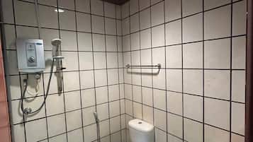 Dusj, håndklær, såpe og sjampo