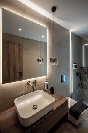 Deluxe-Suite, 1 Schlafzimmer, Gartenblick, zum Garten hin | Badezimmer | Haartrockner, Hausschuhe, Handtücher, Seife