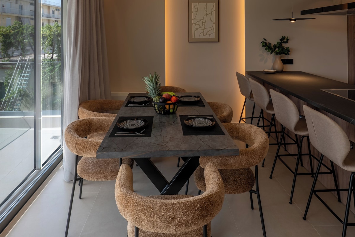 Signature Experience Double Suite | Private kitchen | Fridge, oven, stovetop, cookware/dishes/utensils