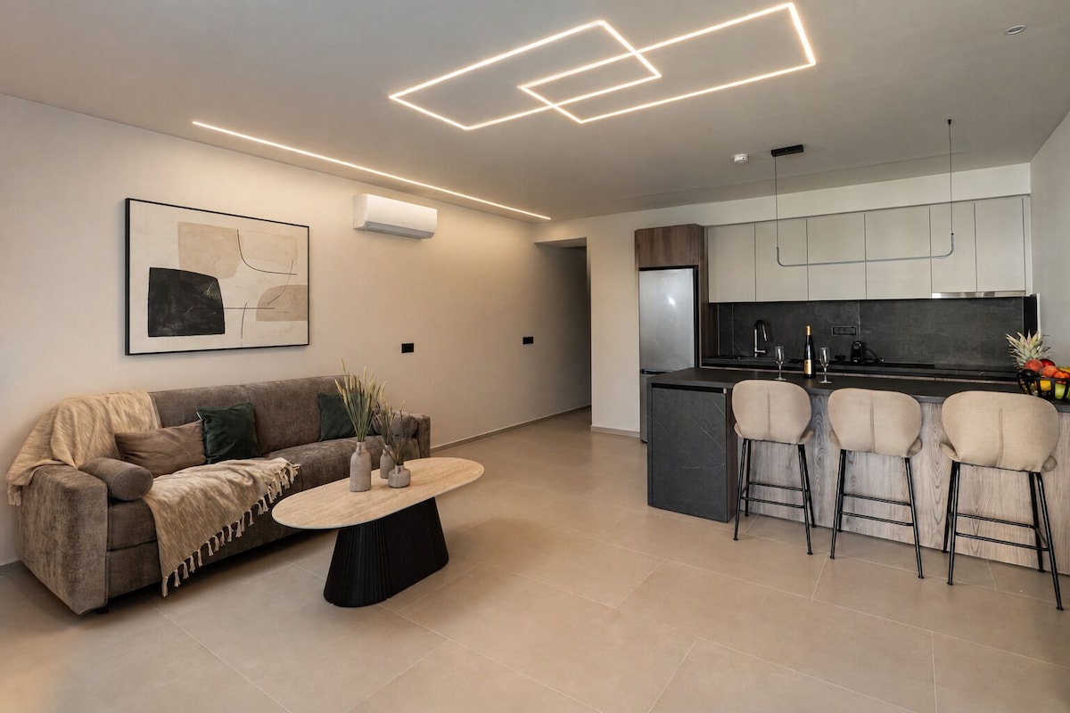 Signature Suite | Living area | 32-inch Smart TV with digital channels, printers